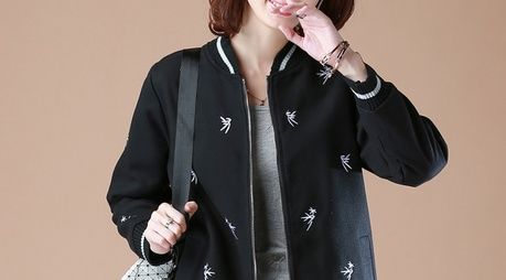 越来越多五六十岁的女人，爱穿这减龄外套，妈妈眼都不眨买了5件