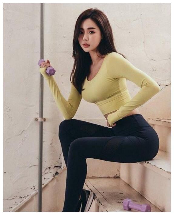 清新文雅的紧身打底裤美女,穿出修身显瘦的魅力,充满时尚的气息