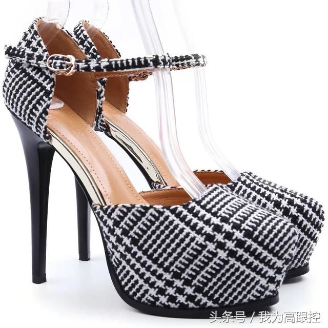 内置防水台与一字扣搭配的性感高跟鞋，即高挑又性感