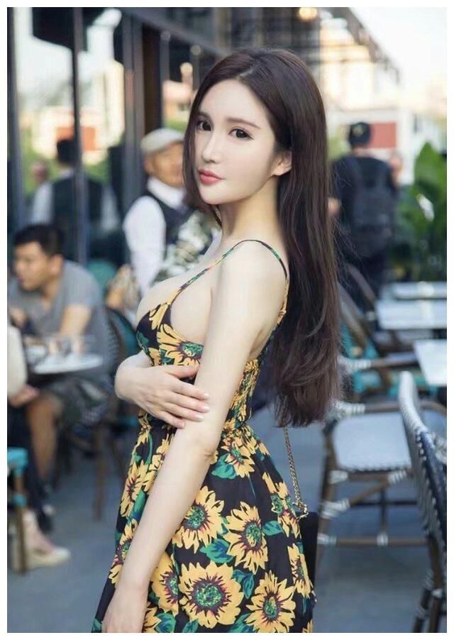 街拍：图4一袭长裙，展现“傲人”的曲线，真是霸气范十足啊！