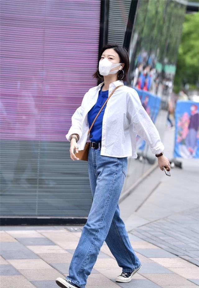  #简单时尚#春末夏初，时尚姑娘选择直筒牛仔裤，搭配出年轻效果