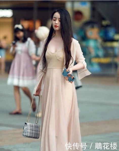 『身材苗条』街拍:身材苗条的小姐姐,出行黑色条纹短裙,时尚又大气