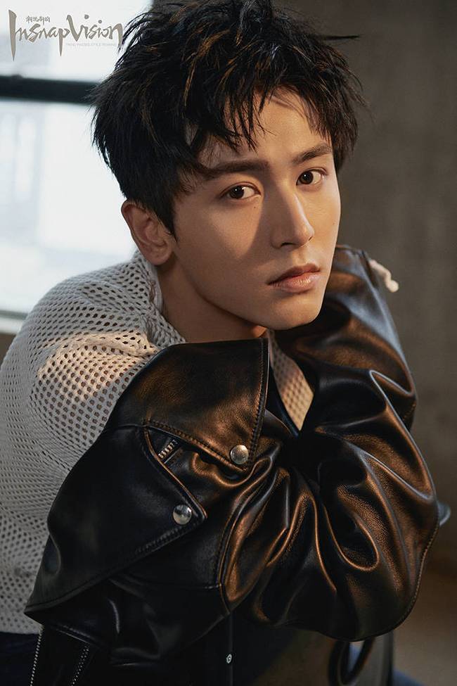 张哲瀚曝写真 冷峻帅气时尚感max