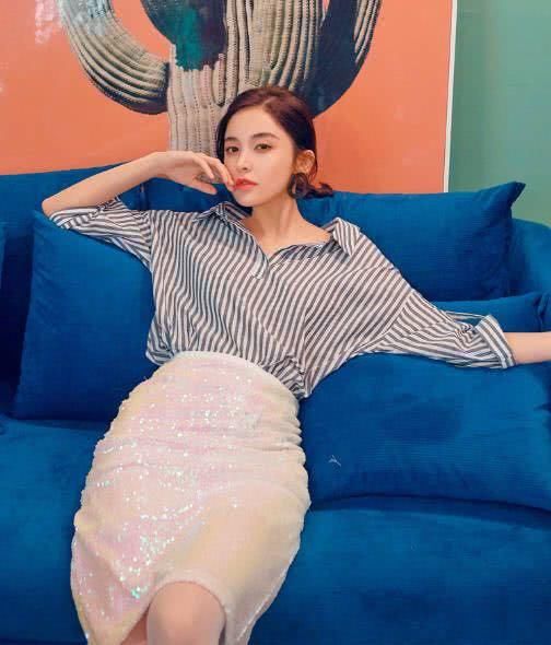 娜扎不愧是时尚达人，“病号服”都能穿出性感，一般人驾驭不来！