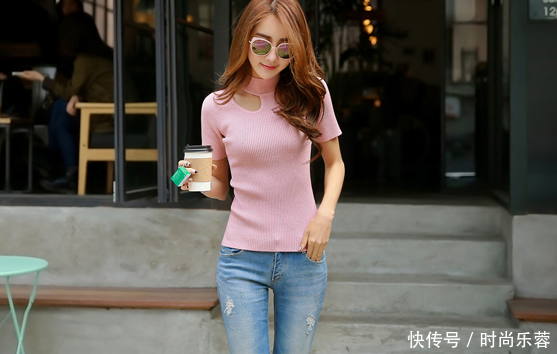 街拍:紧身裤美女穿街头风格,展示苗条的身材!