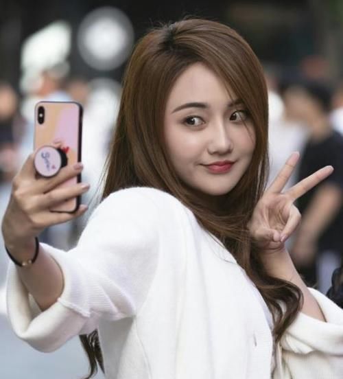 『美女』街拍:身材高挑的美女,一条白色连衣裙外搭白色开衫,时尚气质美