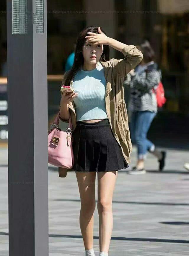 街拍：穿着丰腴性感有气质的小姐姐，轻松吸引众人的目光！