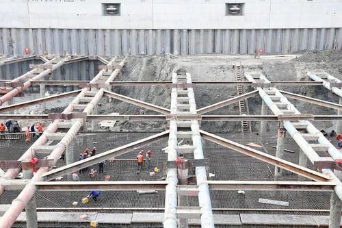  船坞：740米，亚洲第一长的船坞在上海建造中，能满足两艘10万吨