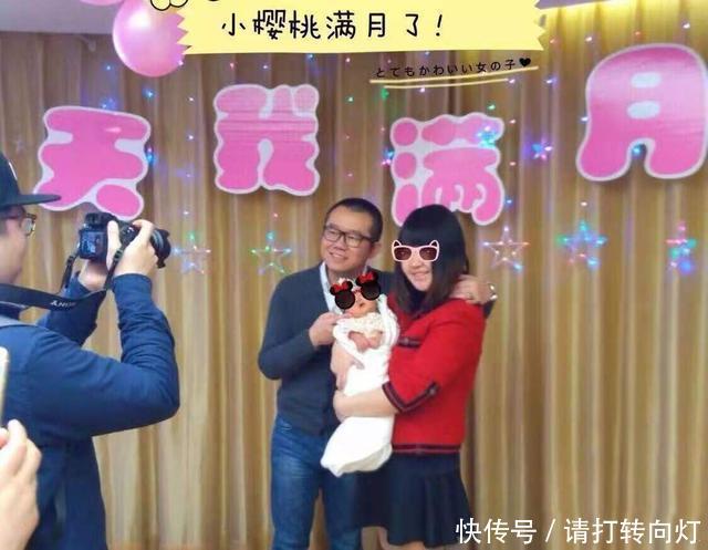 『拖鞋』涂磊给女儿吹头发,穿家居服配粉拖鞋好土萌,顾家的男人就是时髦