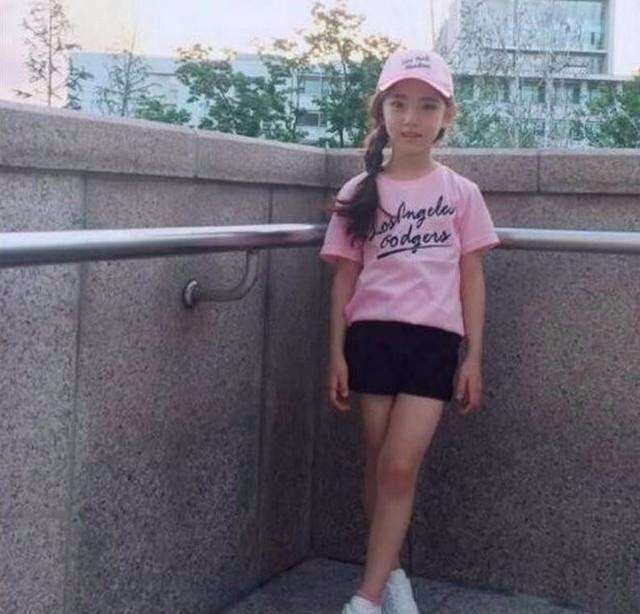 她7岁开始化妆, 8岁骨骼停止生长, 长相停留在14岁, 五官很精致