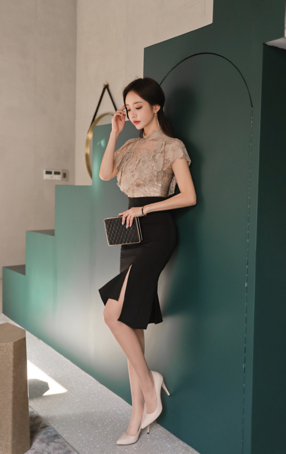 女神孙允珠，荼蘼姜茶浅棕磨砂雕纹刺绣衫