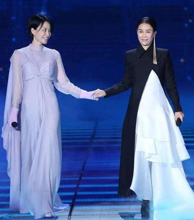 「 淡妆」大背头配淡妆少女感十足，难怪小11岁谢霆锋还爱她，50岁王菲A爆