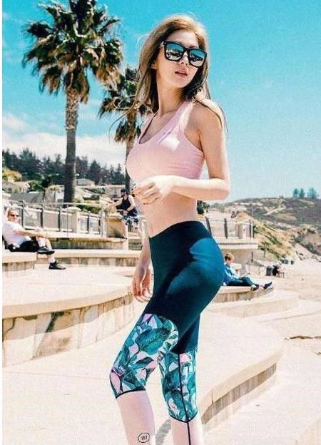 路人街拍，打底裤带给你舒适感受，绽放出气息不减的青春活力