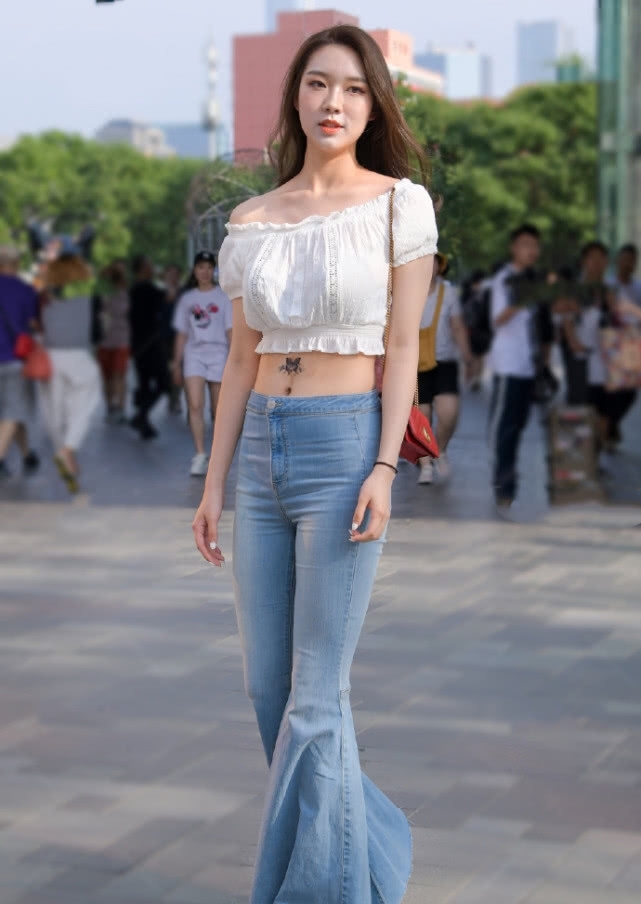 『加上』美女街拍:微胖小姐姐爱穿牛仔裤,加上喇叭设计,美得高挑出众!