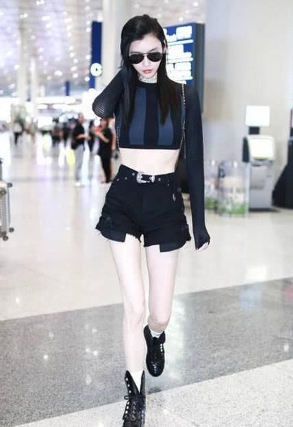 奚梦瑶因天热就穿件“小裹胸”？网友：终于知道何猷君为啥看上她