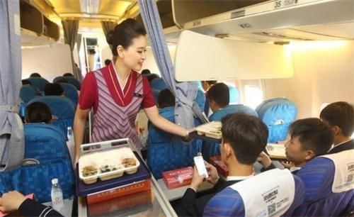  空姐：为什么坐飞机时，空姐会不停的送吃的？多数人不知其中“