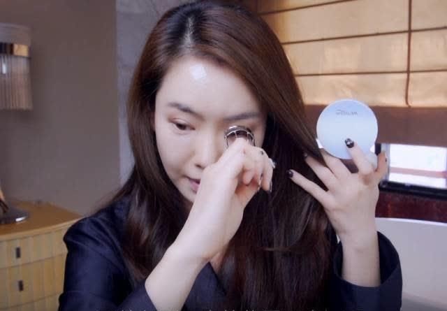 戚薇化身美妆博主，快看看她用了哪些硬生生的干货!