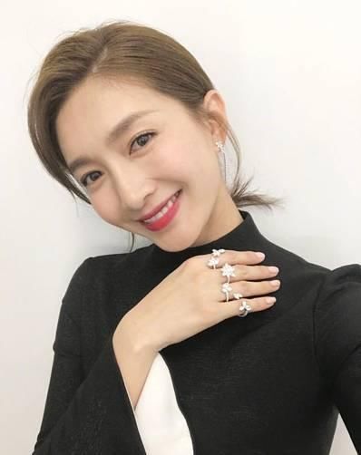 江疏影简直了！穿的纽扣裙子还一直扯下了 网友：都快拉断了