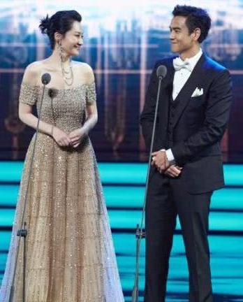 49岁许晴又犯二!吊带裙搭配皮帽子奇葩装亮相,网友:奶奶别这样