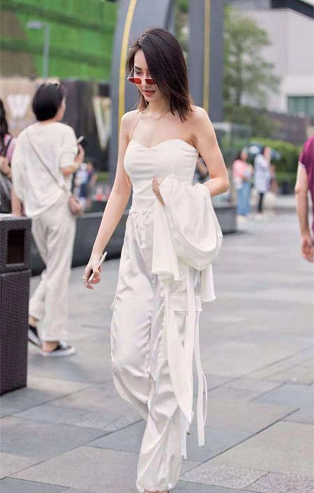 【出行】街拍:小姐姐天真可爱,T恤配短裤出行,阳光又帅气