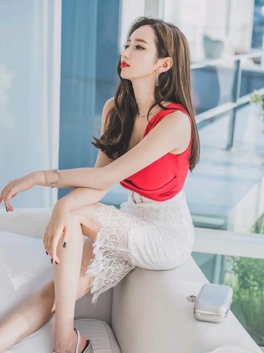 白色|李妍静,一件红色短袖配白色半身裙