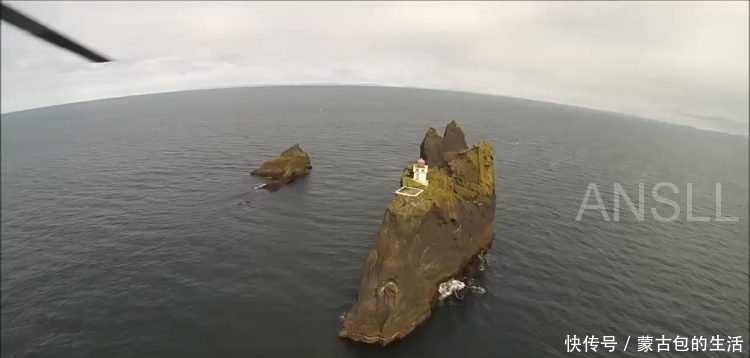 冰岛矗立于大海中的绝壁灯塔，被誉为躲避僵尸，最后的绝佳据点