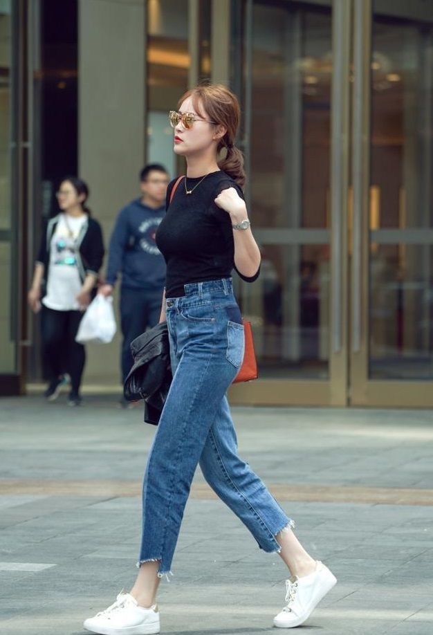 「白鞋」街拍:小美女九分牛仔裤+休闲小白鞋,金色镜片与黄色系头发很般配