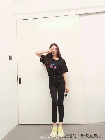 迪丽热巴这腿细到吓人!摆高难度造型拍照,柔韧度惊人,看了让人