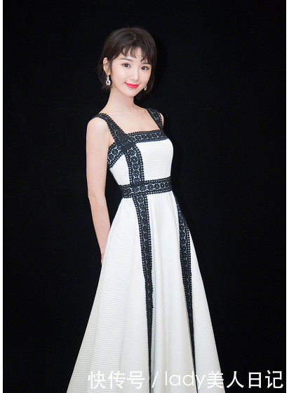 毛晓彤最新时尚造型秀，穿吊带裤的她才是颜值巅峰，贼好看