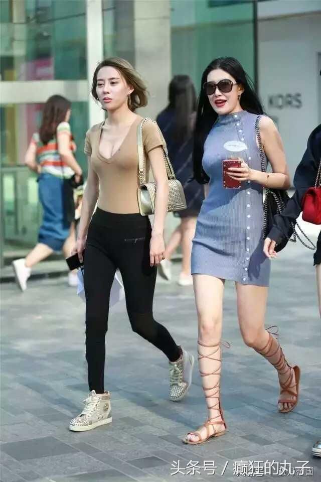 街头遇见两位美女，紧身裤VS包臀裙，究竟谁更有魅力