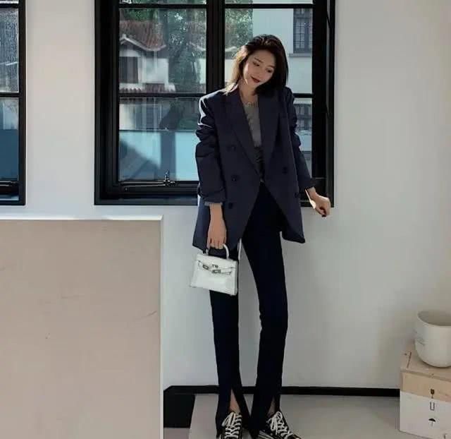  【小脚】快抛弃你的小脚裤吧！现在最火的裤子是这“3种”，显瘦又百搭！