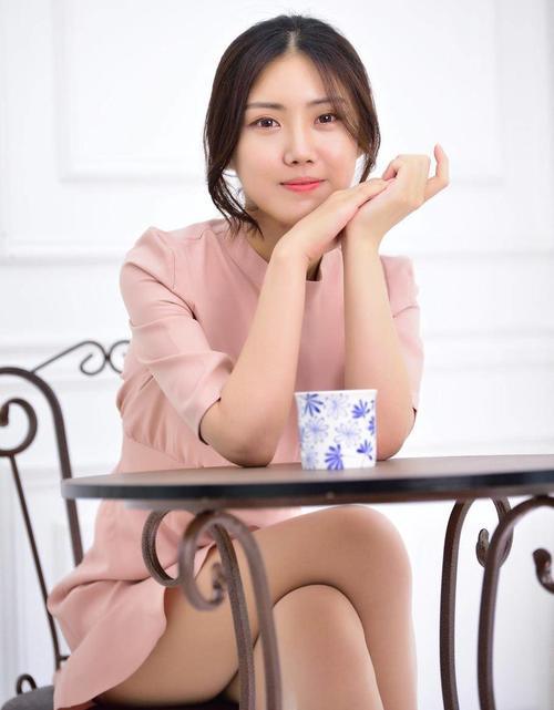 勾勒出玲珑曲线的连衣裙，美女妩媚动人，性感迷人好身段！