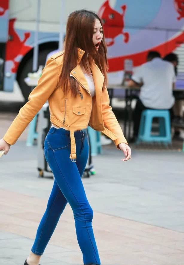 牛仔裤小姐姐身材玲珑有致，浑圆挺翘的臀部很吸睛，好似没睡醒一