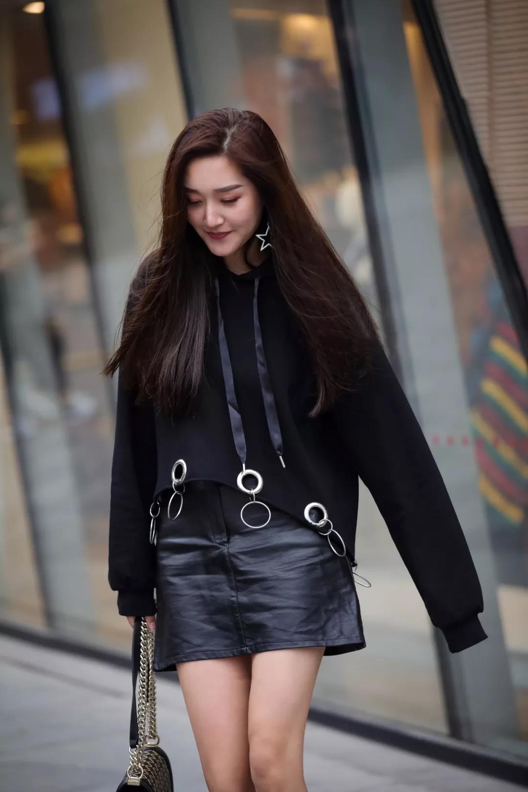 街拍：超漂亮长得真好看穿皮裙的长腿性感大美女