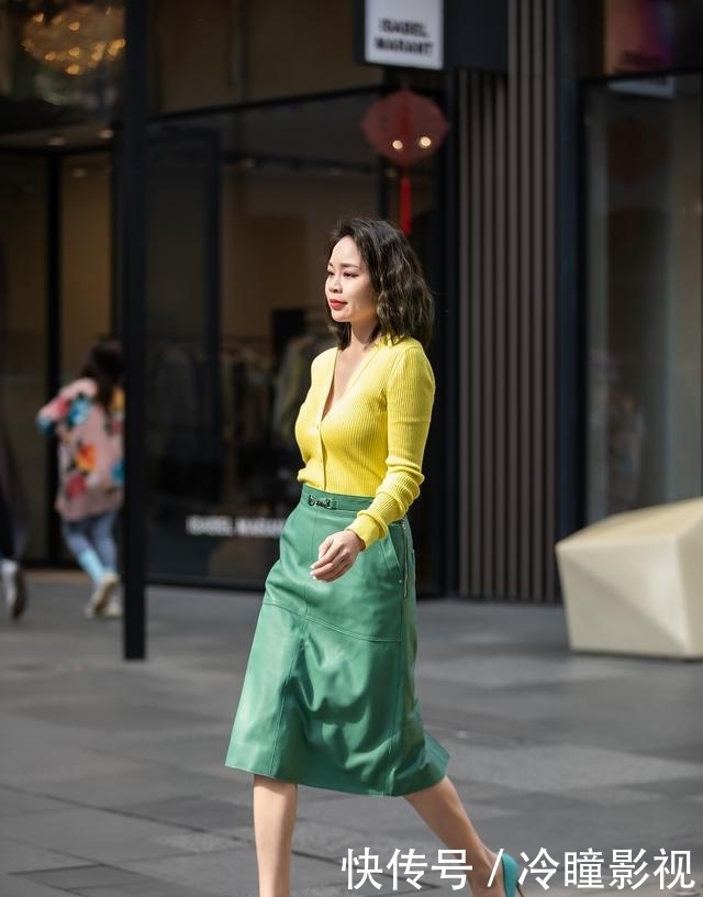 『凸显』凸显女性优雅妩媚的气息,非高跟儿鞋莫属