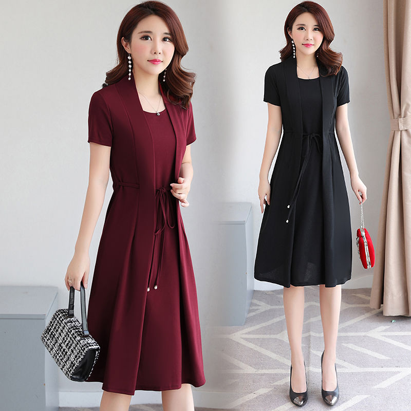 天啊,52岁婆婆真敢穿!“酒红”连衣裙,洋气高贵显年轻20岁