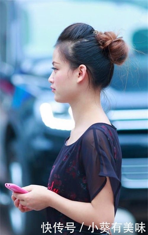 『大方』街拍:简洁大方的小姐姐,秀出青春活力范,非常有女人味