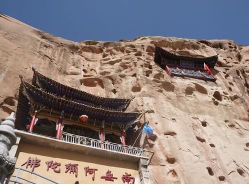 甘肃有座“神秘”寺庙，修建在悬崖峭壁之上，网友：看着就惊险！