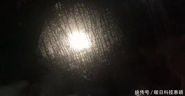  [列车]列车因故障停运4小时有人热晕，乘客怒砸车窗透气