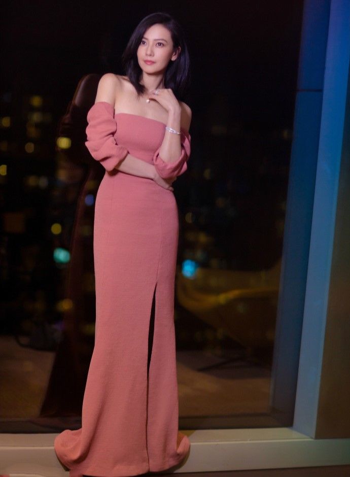 高圆圆身穿粉色抹胸长裙，露香肩玉骨，演绎极致的优雅!