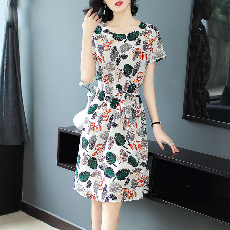 如今的女人真会打扮!穿欧货裙，个个前凸后翘，美的令人怦然心动