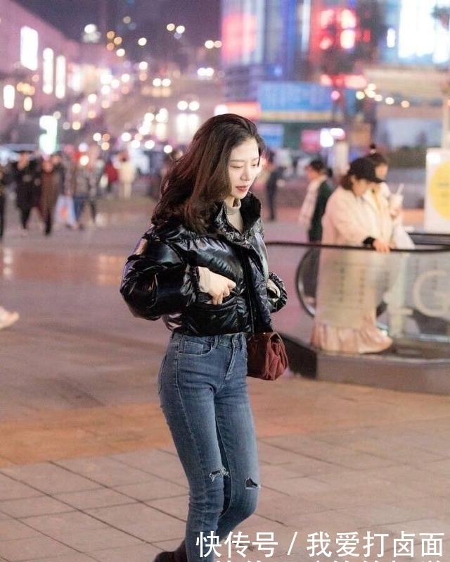 小美女:街拍:小美女身材完美,黑色露肩上衣 露洞牛仔裤,个性十足