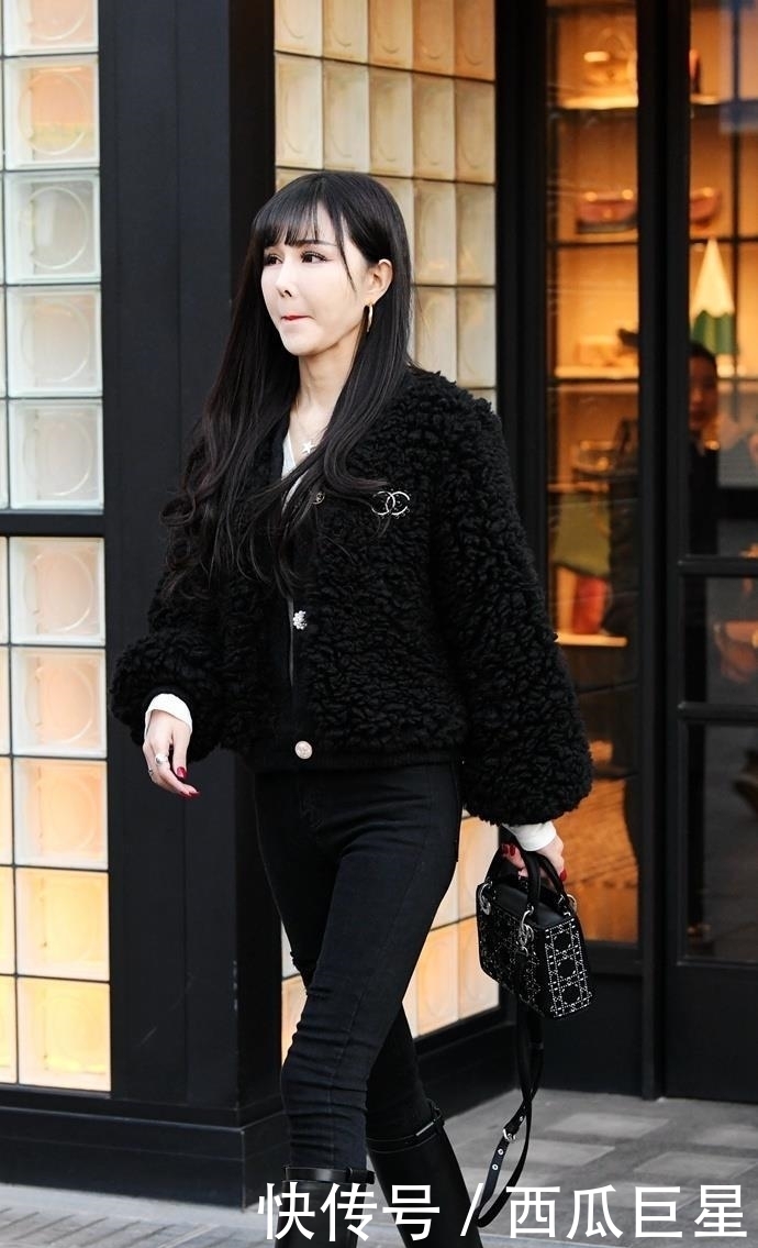  【凸显】街拍：穿真皮高筒靴的美女，更加凸显好衣品
