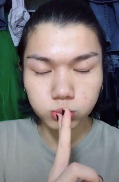 这个小姐姐的这个妆简直了,化妆前后对比差别真大,网友:服!