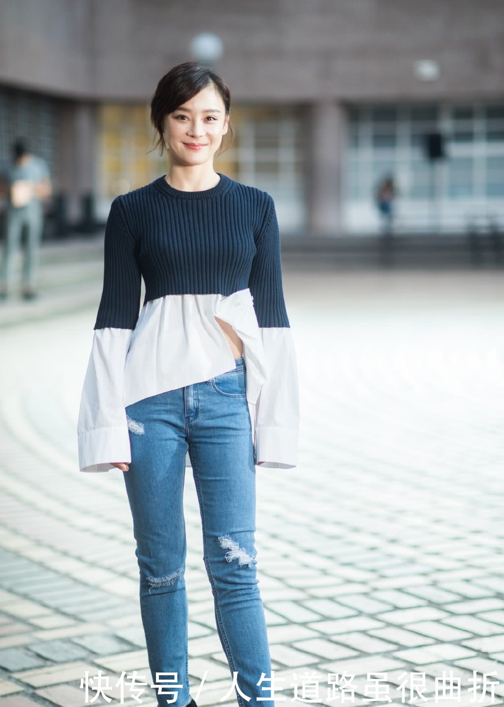 看了袁姗姗这条开叉裤，整个人都不好了，敢这样穿的娱乐圈没几个