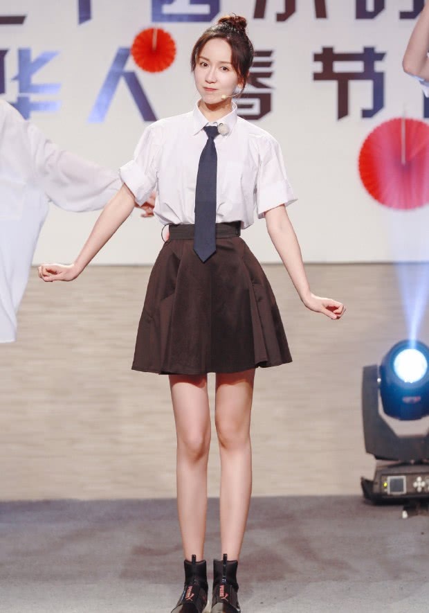 张子枫衬衫配裙子，好像偷穿大人的衣服，同样的裙子娄艺潇更美！