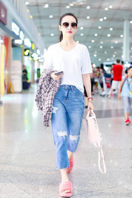 36岁王鸥真敢穿!慵懒风不够拖鞋来凑,网友:看到拖鞋我只沉默