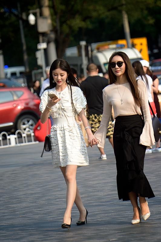 街拍路人，慵懒随性的夏季穿搭参考，让你展现最真实的美