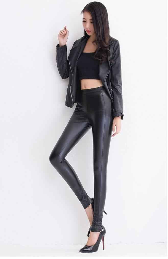 身材较好的小姐姐，搭配上紧身的牛仔裤看上去特别的显精神