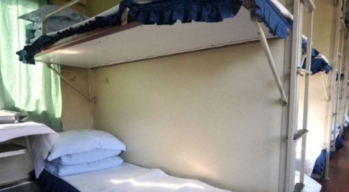 为何火车半夜路过一些地方时，乘务员会强制拉上窗帘？看完涨知识